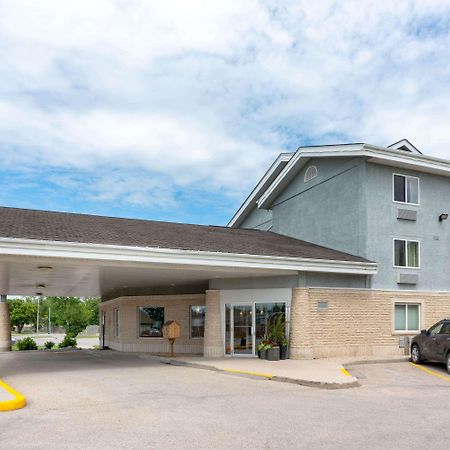 Super 8 By Wyndham Winnipeg West Esterno foto