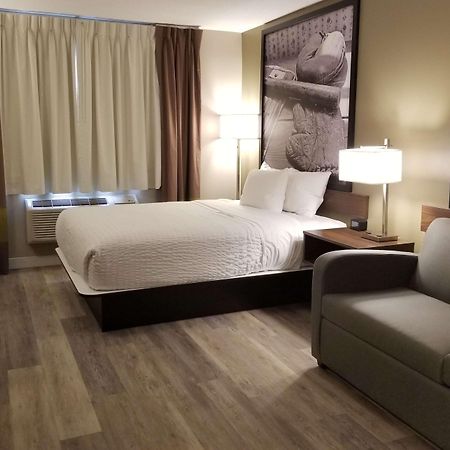Super 8 By Wyndham Winnipeg West Esterno foto
