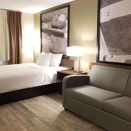 Super 8 By Wyndham Winnipeg West Esterno foto