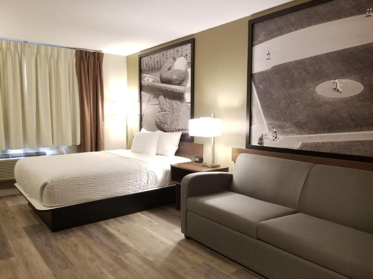 Super 8 By Wyndham Winnipeg West Esterno foto