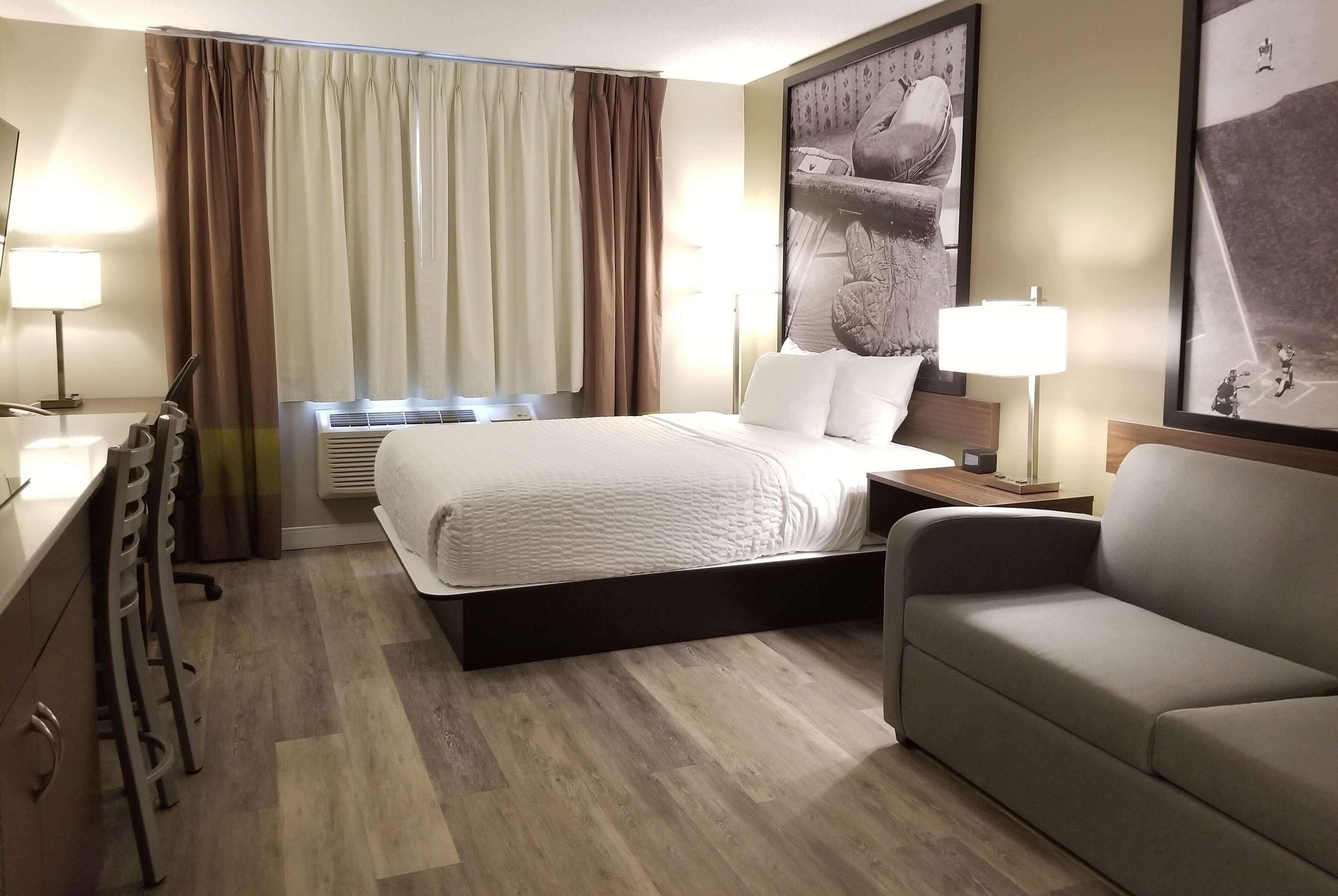 Super 8 By Wyndham Winnipeg West Esterno foto