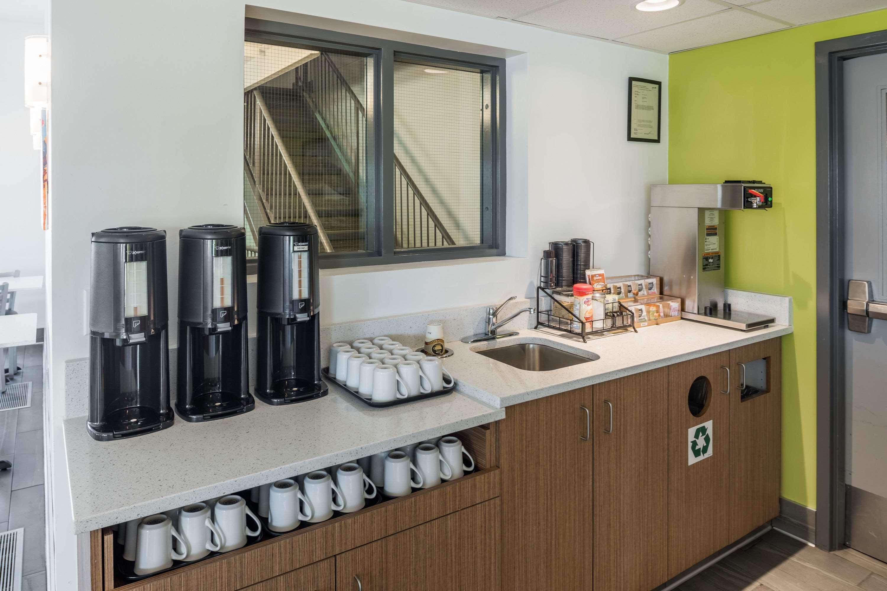 Super 8 By Wyndham Winnipeg West Esterno foto