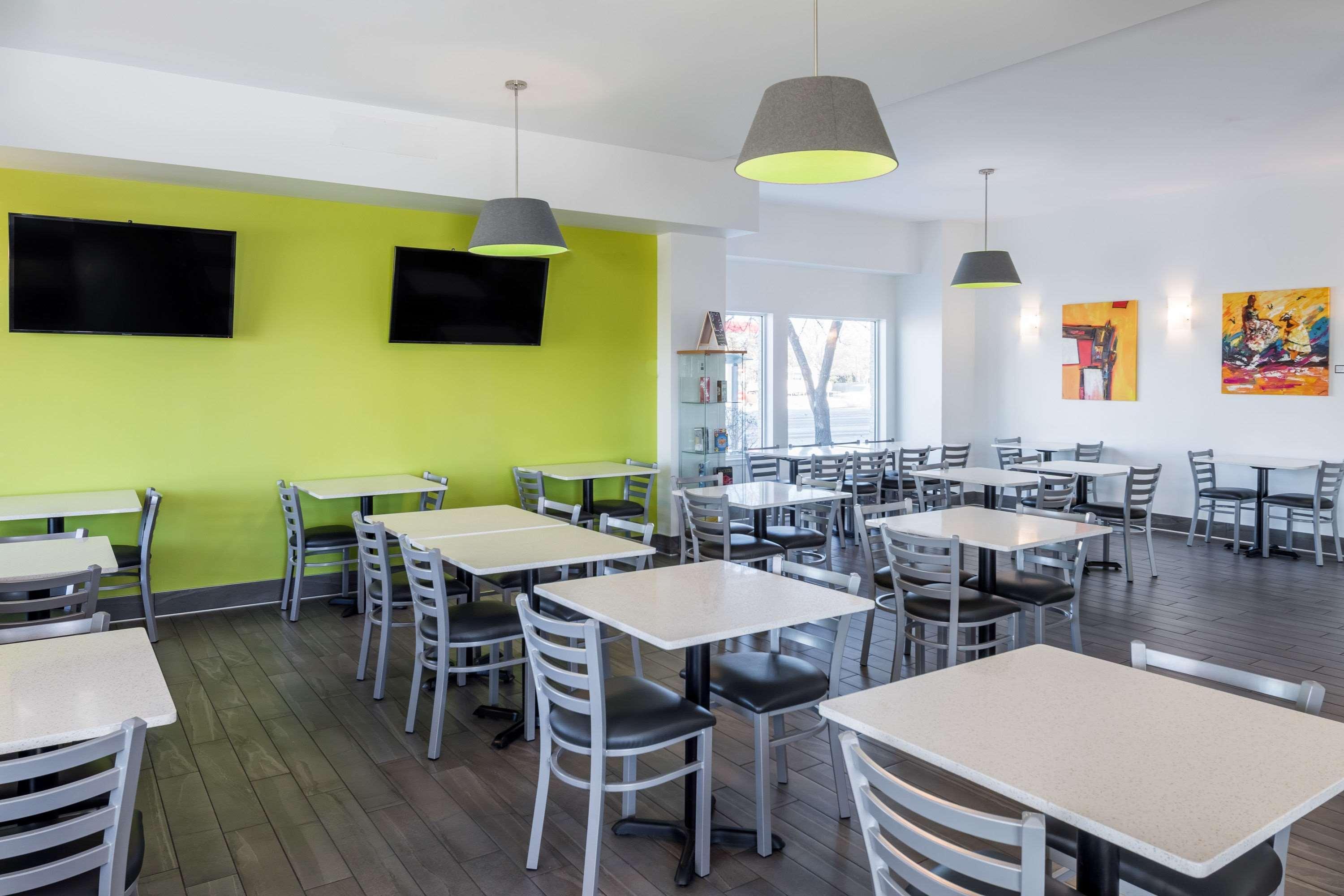 Super 8 By Wyndham Winnipeg West Esterno foto