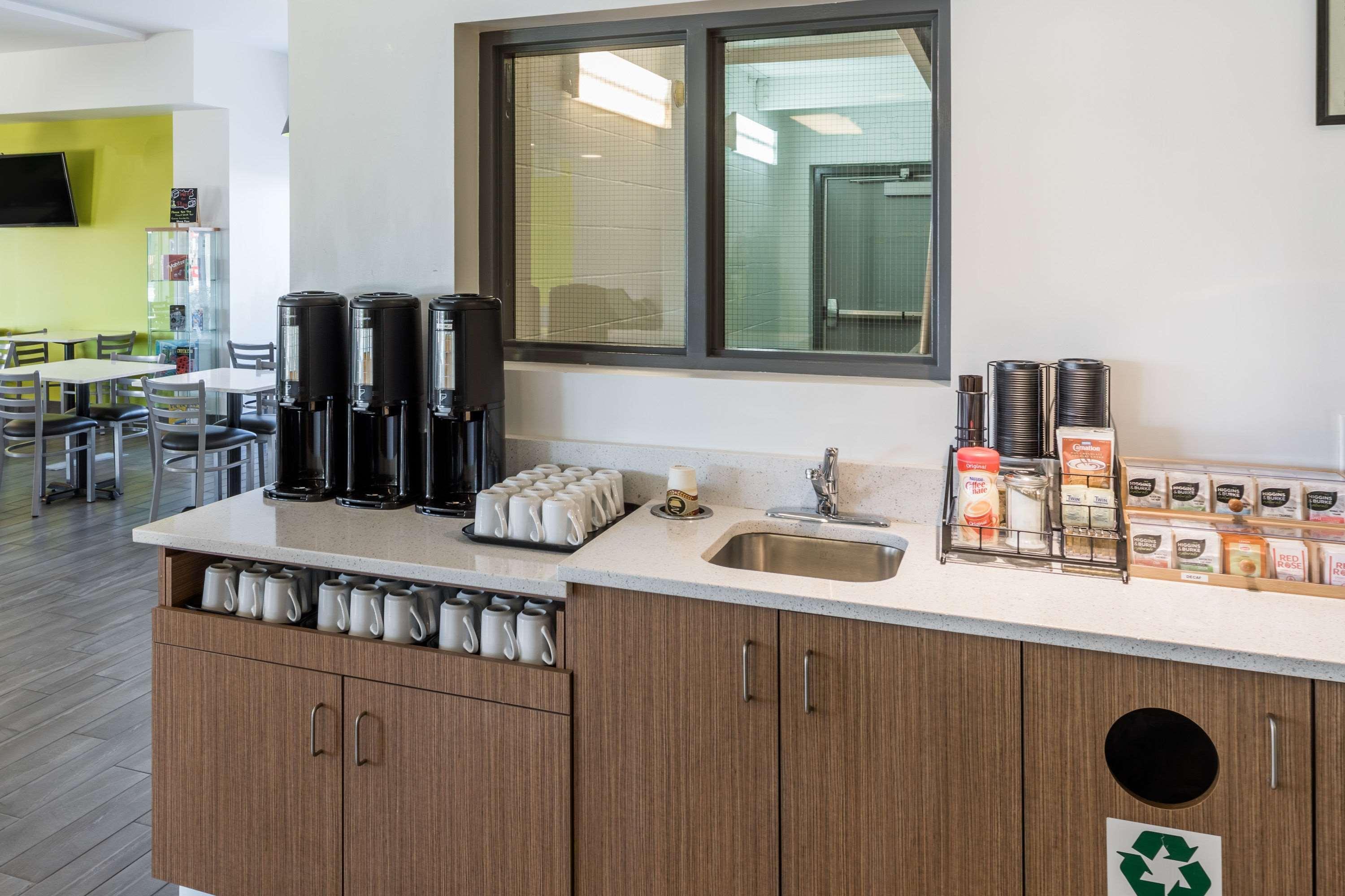 Super 8 By Wyndham Winnipeg West Esterno foto