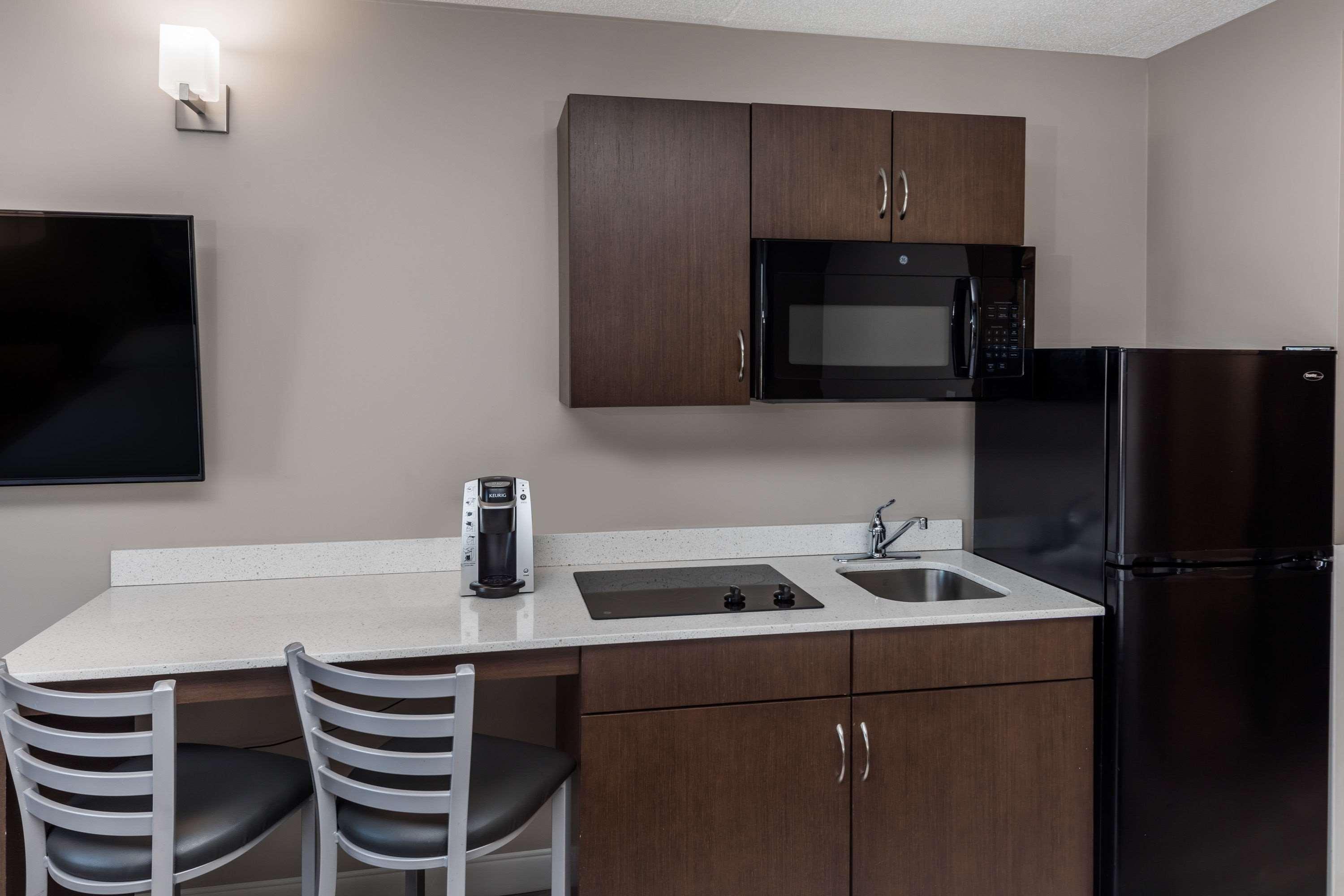 Super 8 By Wyndham Winnipeg West Esterno foto