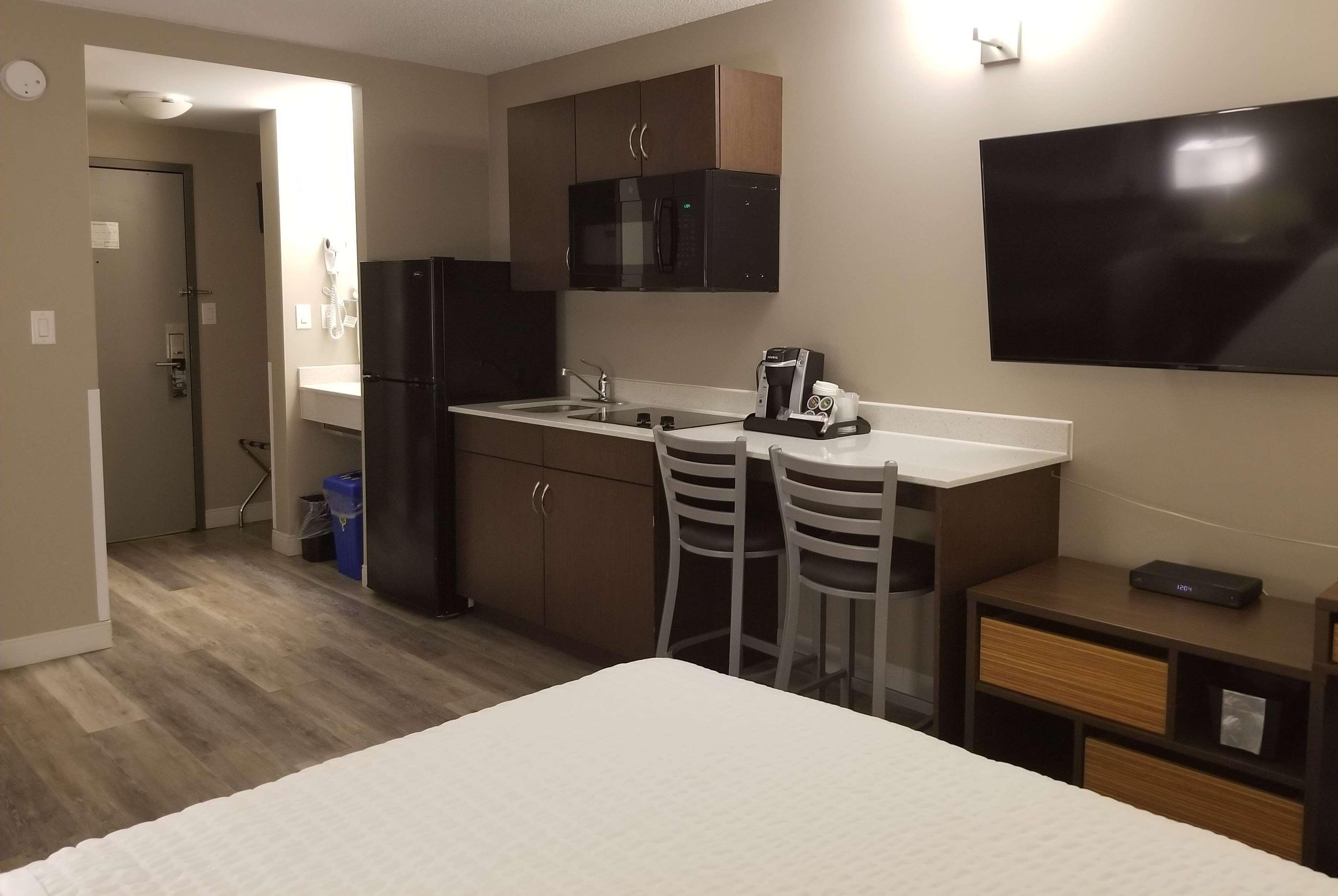 Super 8 By Wyndham Winnipeg West Esterno foto
