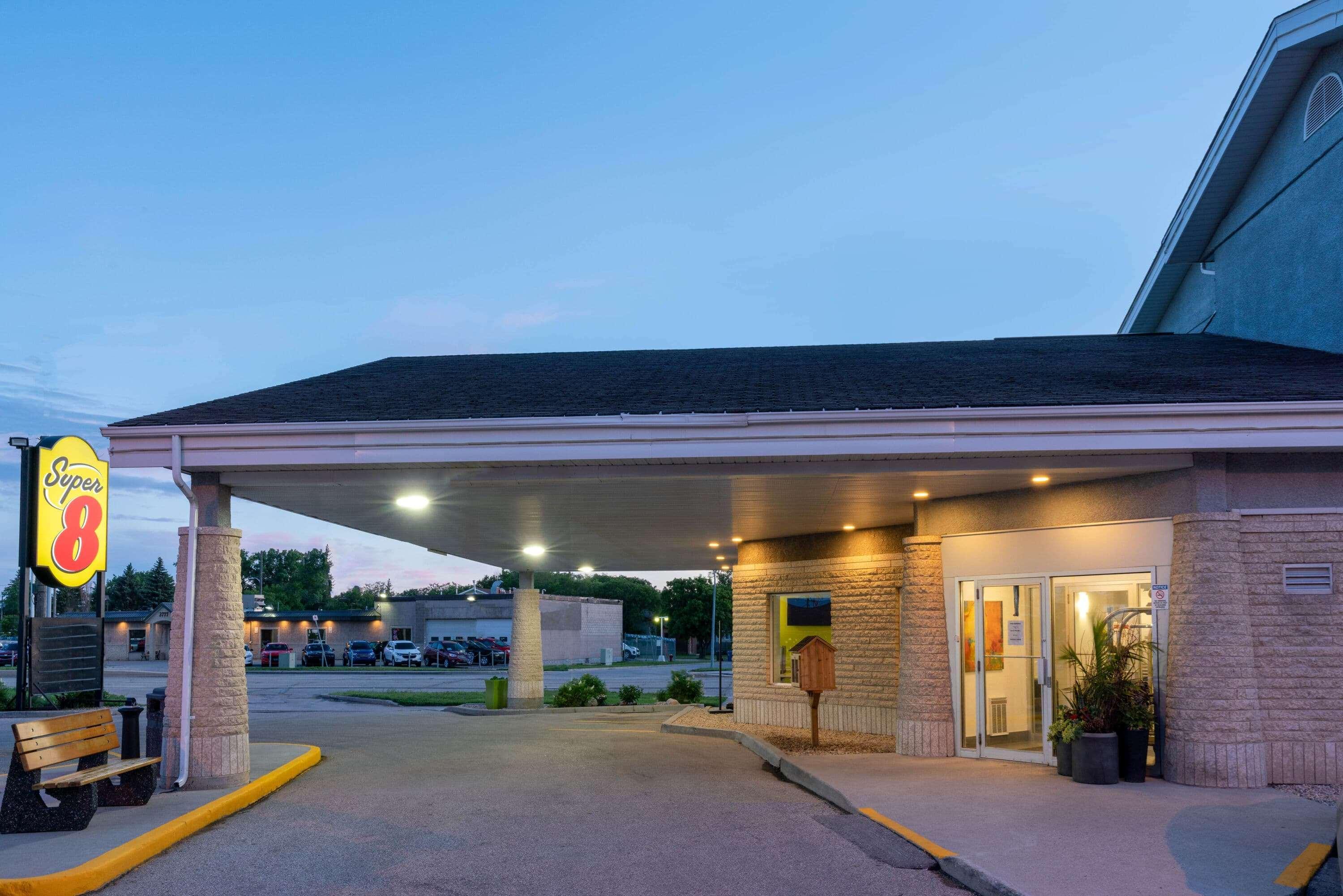 Super 8 By Wyndham Winnipeg West Esterno foto