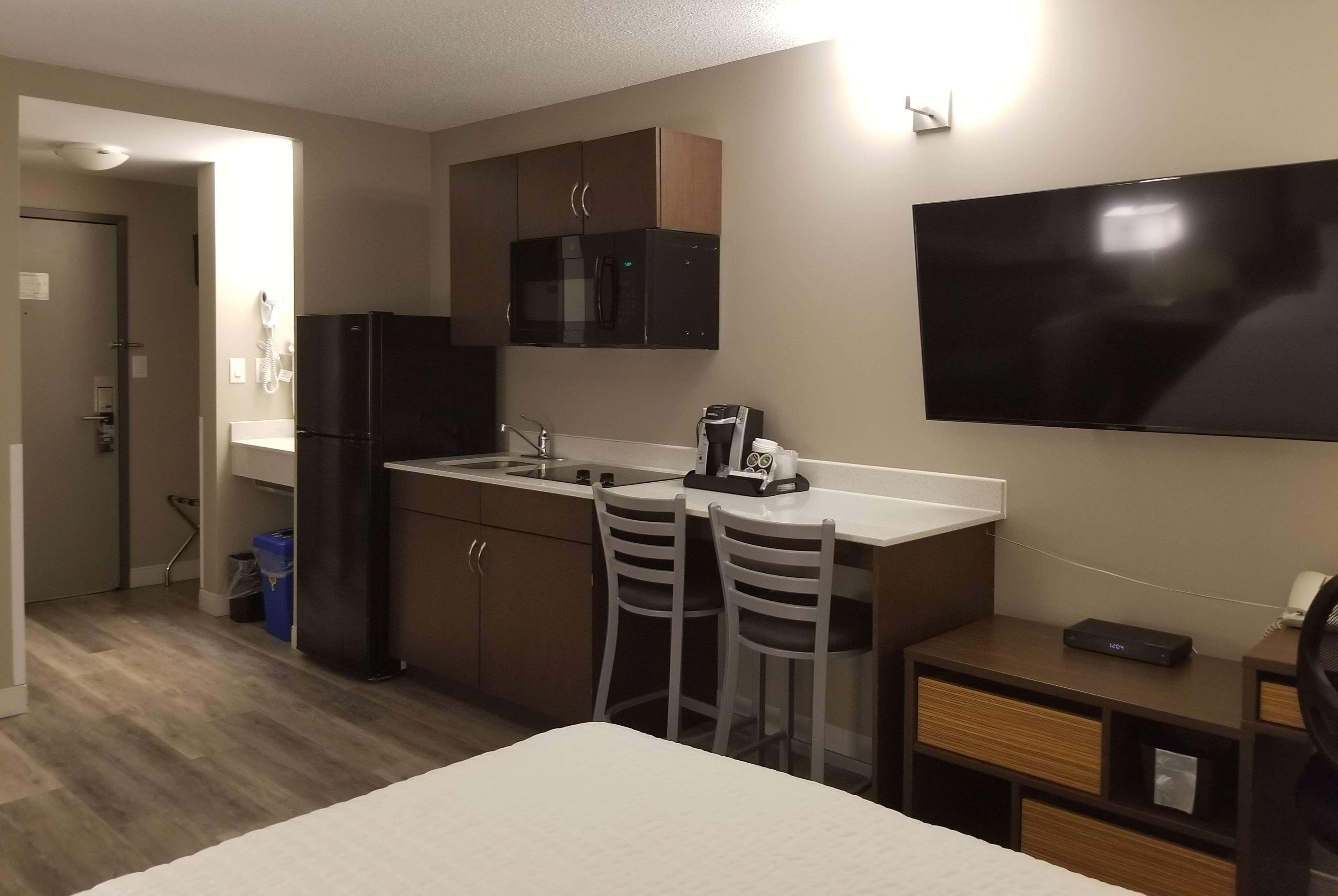 Super 8 By Wyndham Winnipeg West Esterno foto