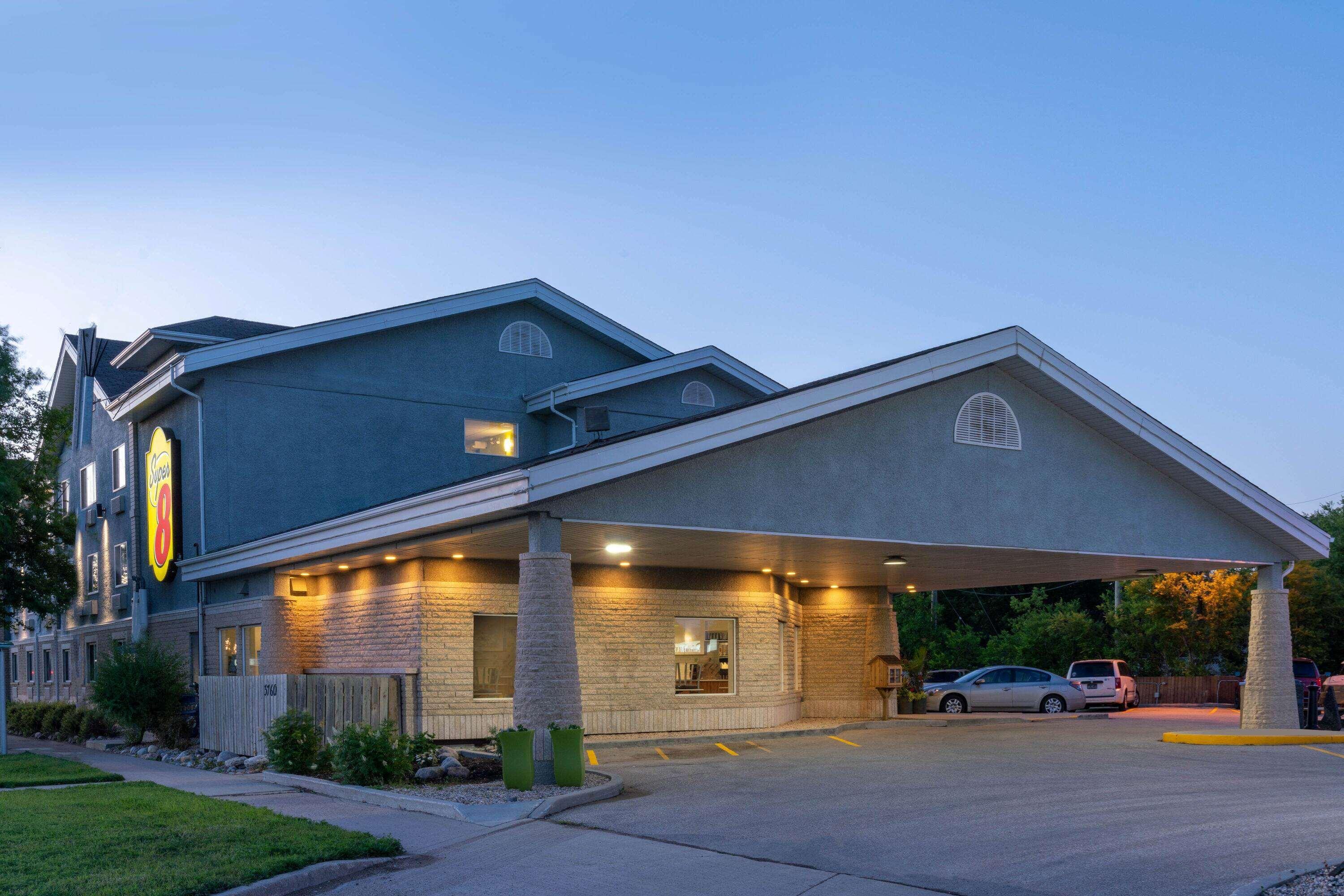 Super 8 By Wyndham Winnipeg West Esterno foto