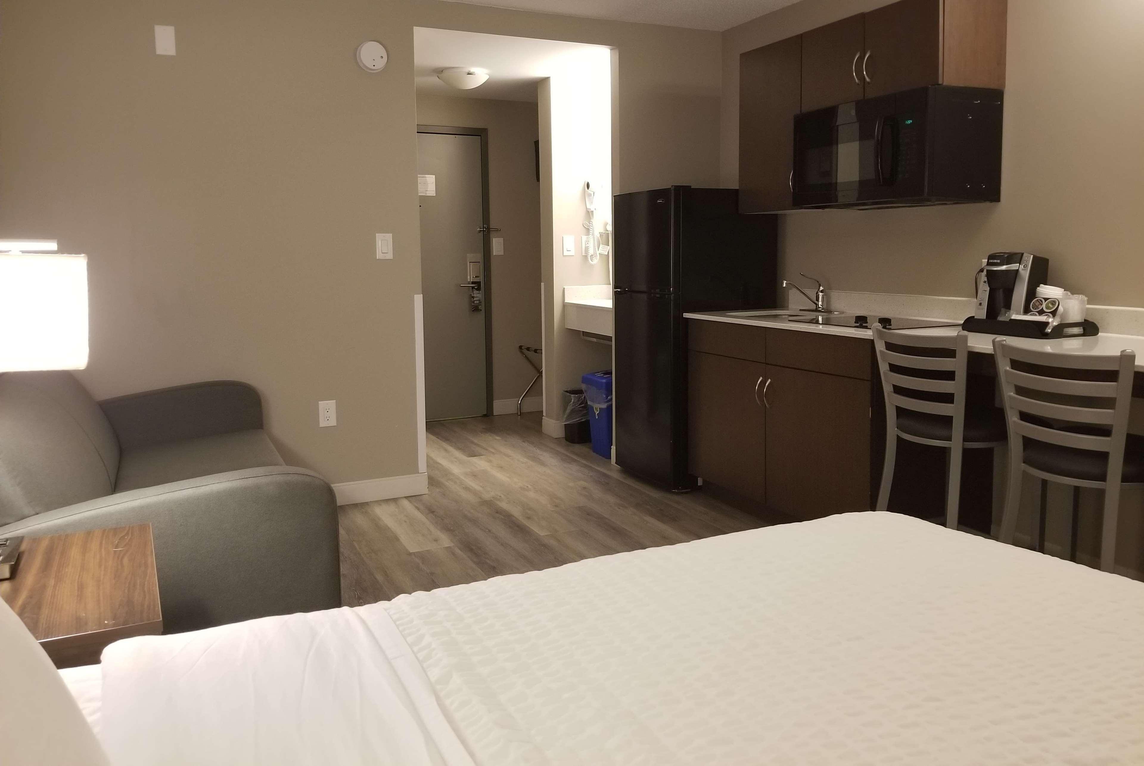 Super 8 By Wyndham Winnipeg West Esterno foto