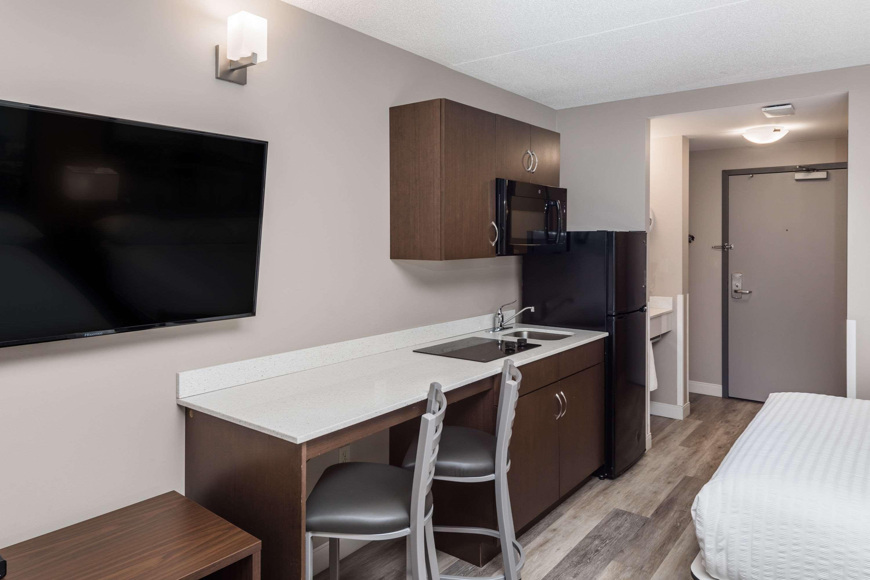 Super 8 By Wyndham Winnipeg West Esterno foto
