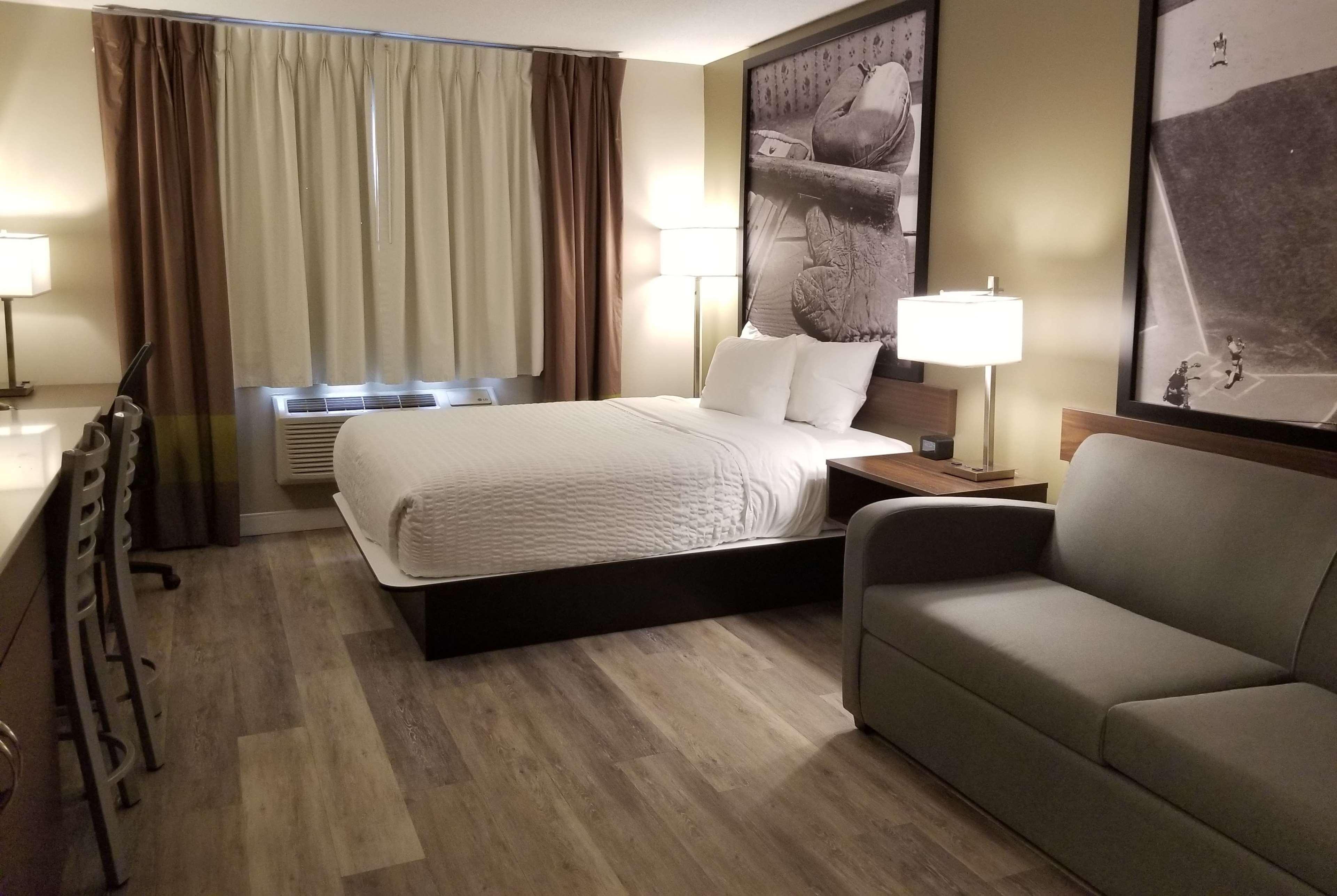 Super 8 By Wyndham Winnipeg West Esterno foto