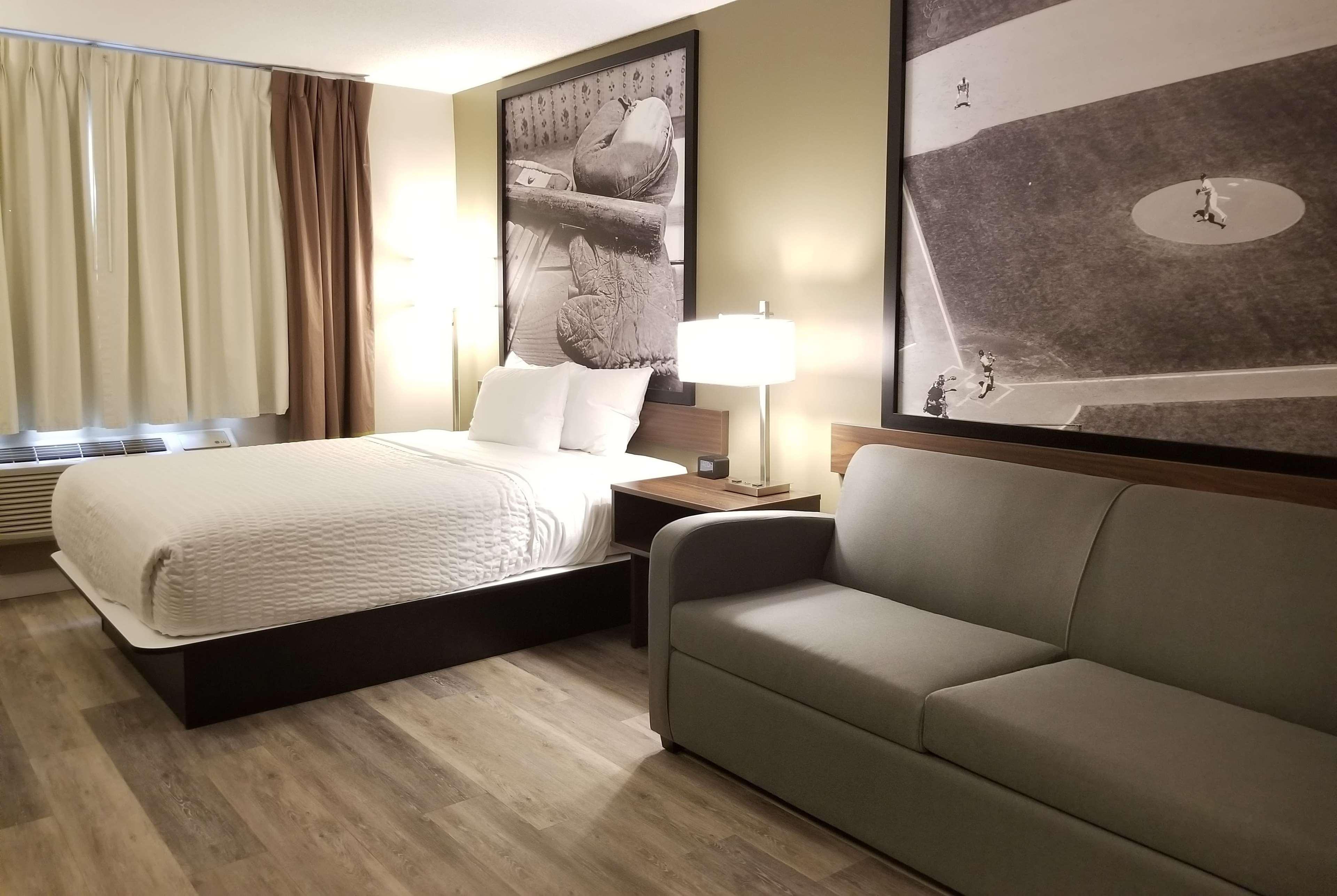 Super 8 By Wyndham Winnipeg West Esterno foto