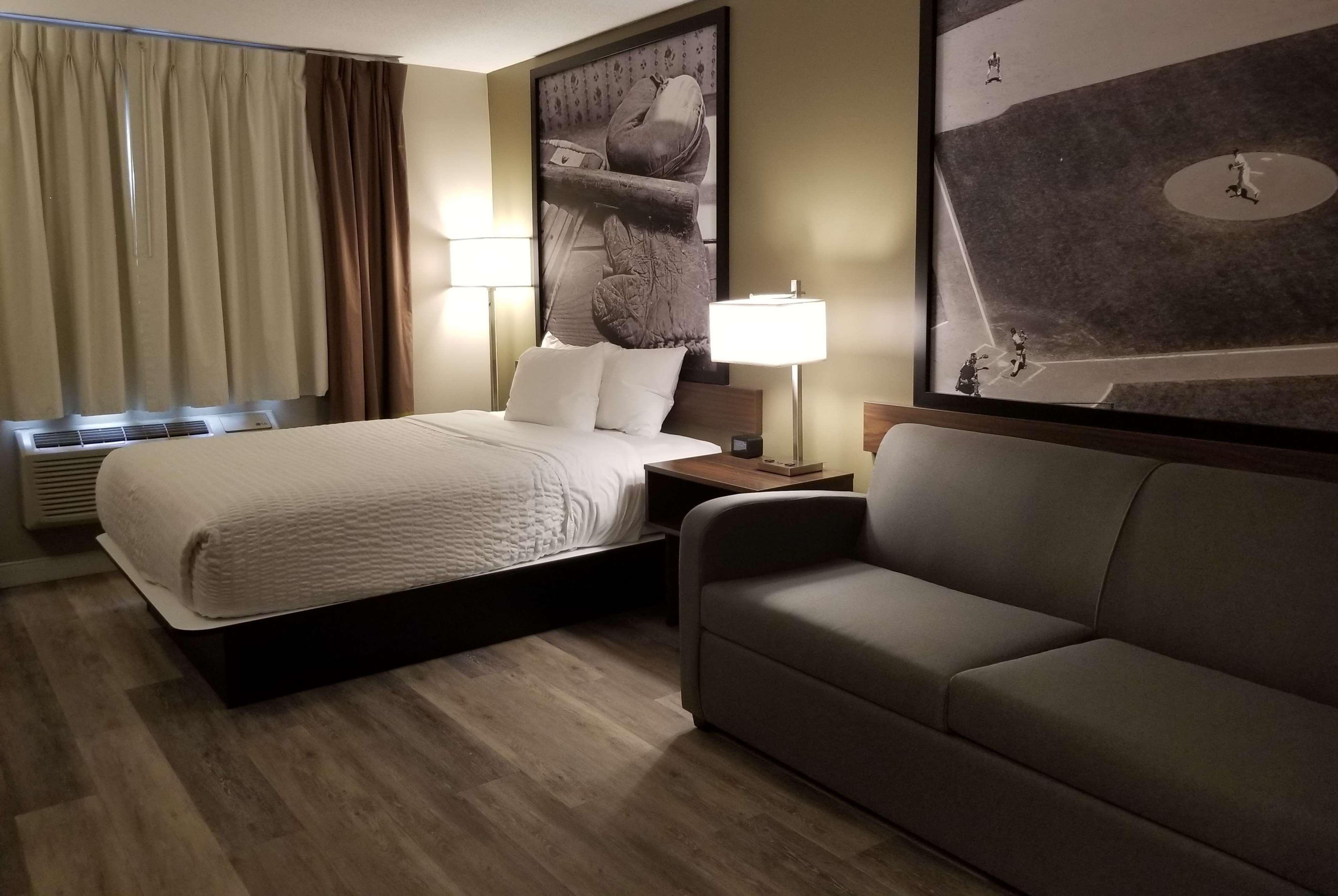Super 8 By Wyndham Winnipeg West Esterno foto