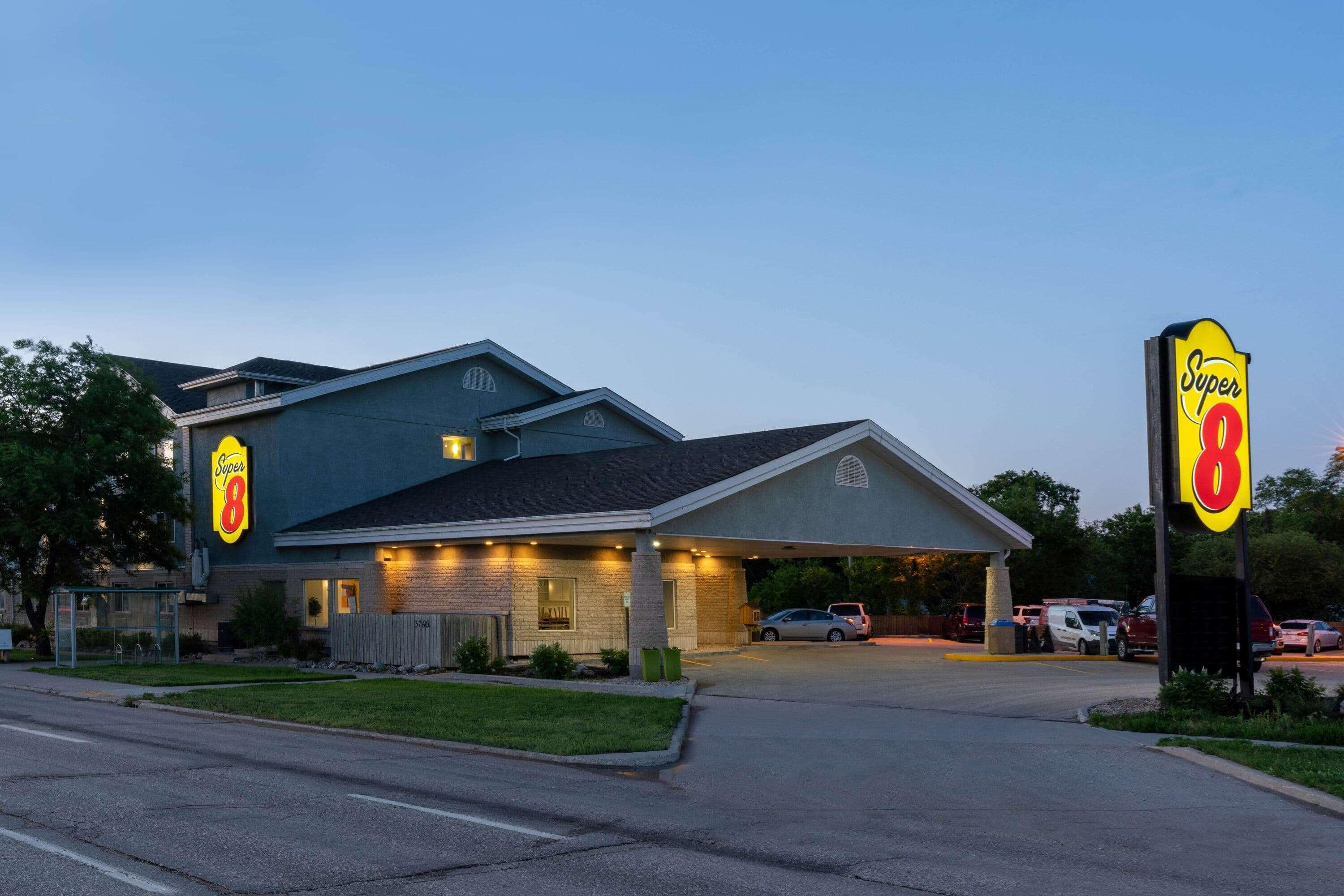 Super 8 By Wyndham Winnipeg West Esterno foto