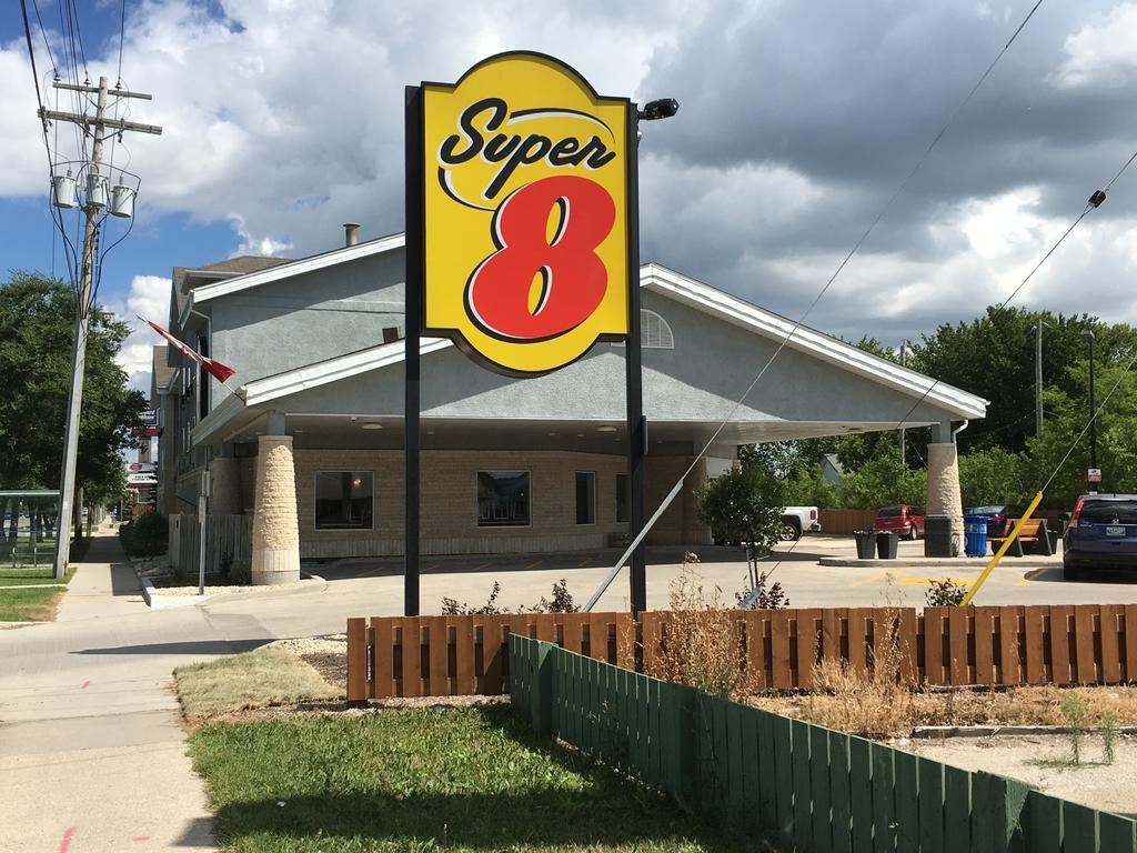 Super 8 By Wyndham Winnipeg West Esterno foto