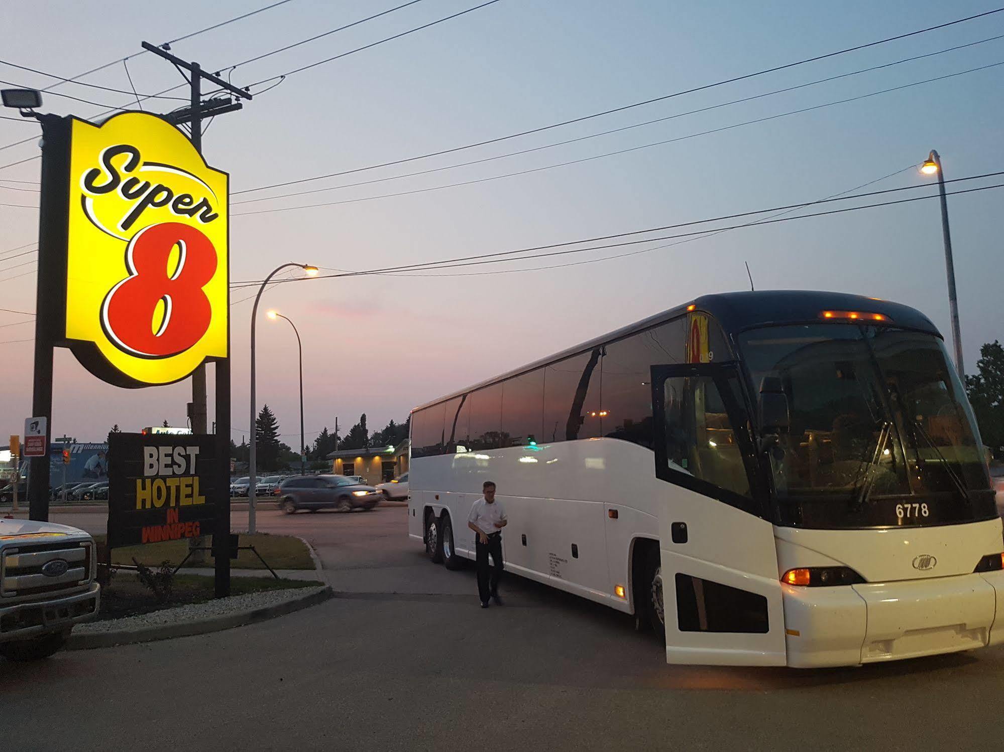 Super 8 By Wyndham Winnipeg West Esterno foto