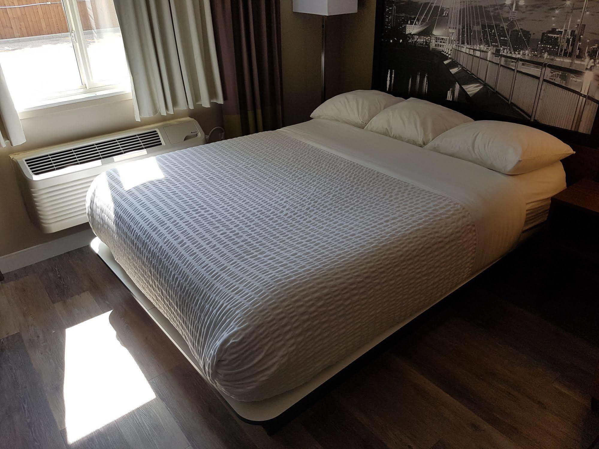 Super 8 By Wyndham Winnipeg West Esterno foto