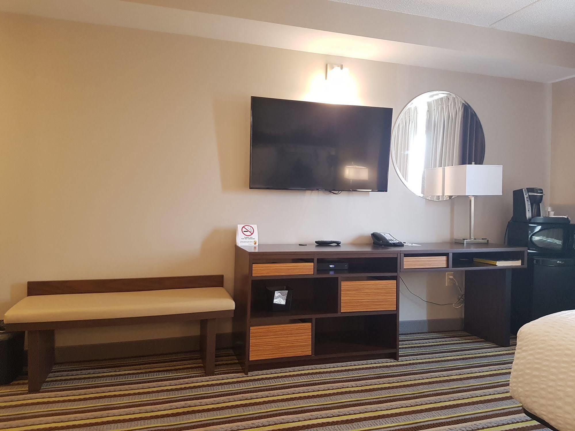 Super 8 By Wyndham Winnipeg West Esterno foto