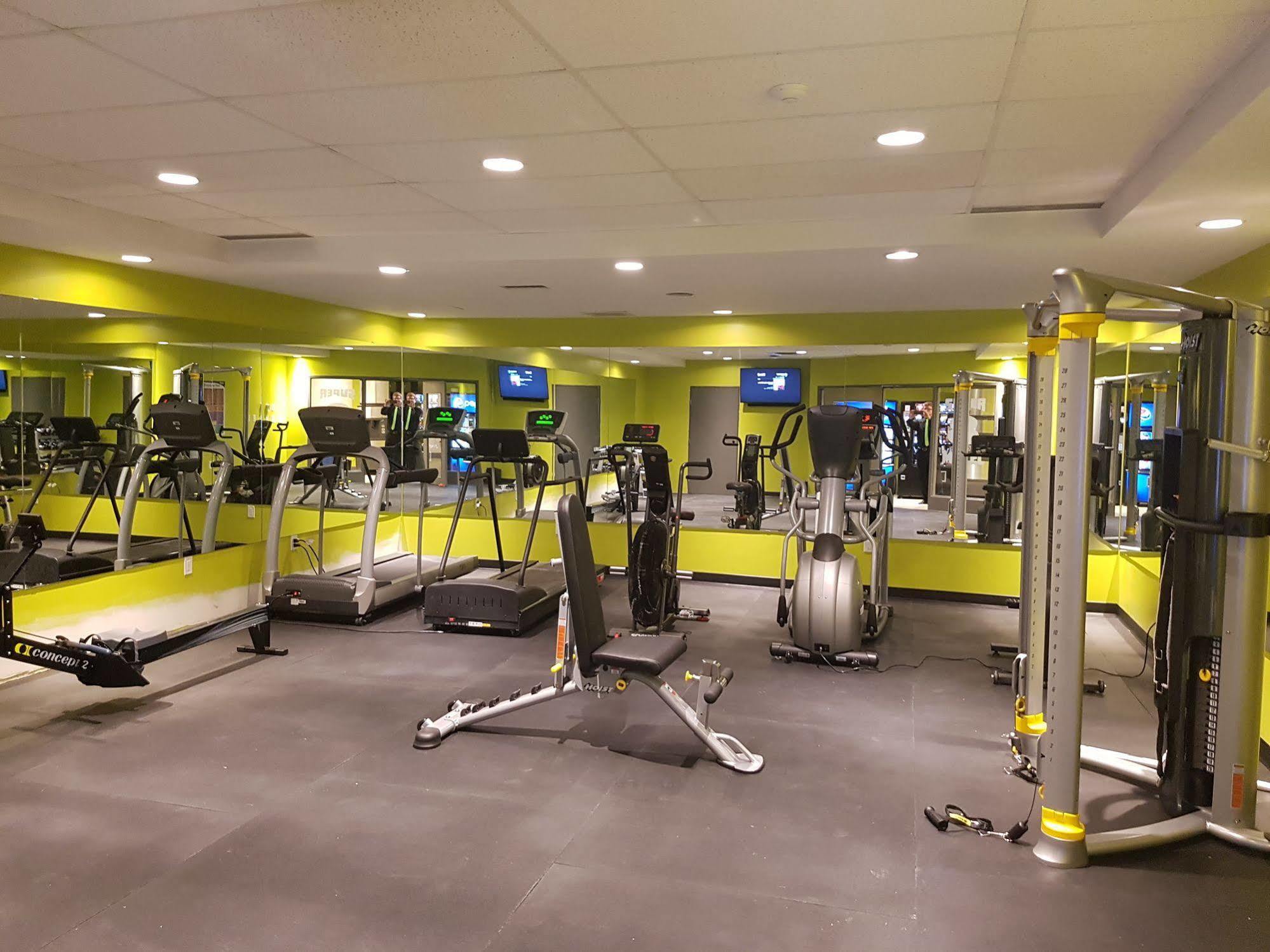 Super 8 By Wyndham Winnipeg West Esterno foto